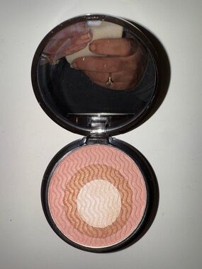 mark. Glowalicious Illuminating Powder "Prettied Up"